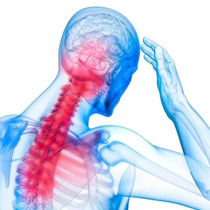 Behandlung von Kopfschmerzen mit einer Massagepistole